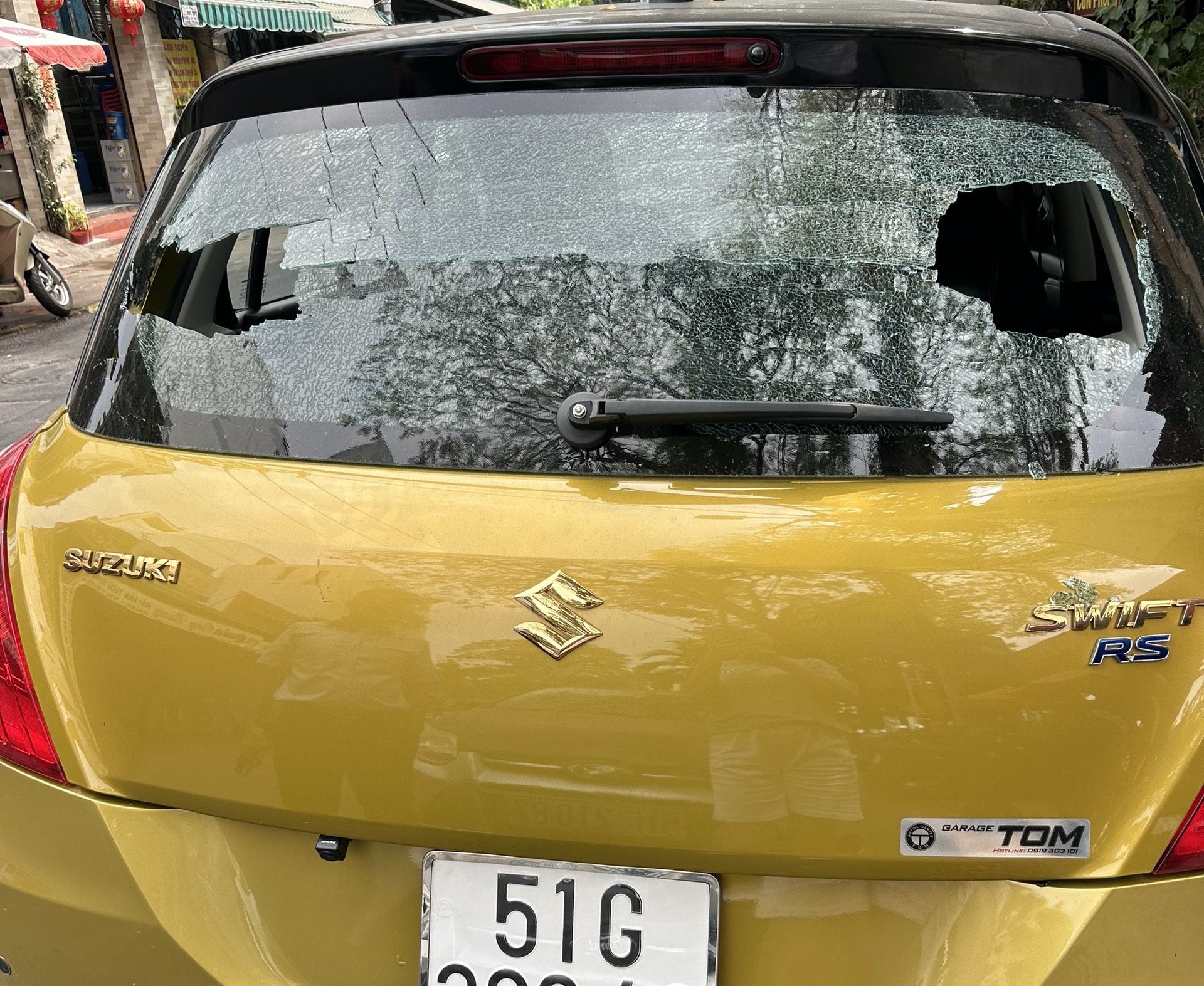 Nhà dân, ô tô gần sân bay Tân Sơn Nhất bị trúng đạn bi sắt- Ảnh 2.
