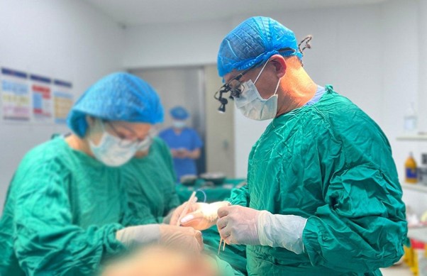 Bác sĩ Trần Hoàng: "Tiêm silicon vào ngực thì dễ nhưng hậu quả khôn lường"- Ảnh 2.