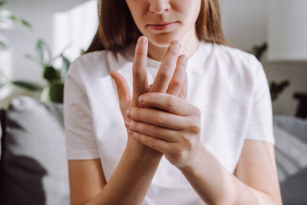 Bong gân ngón tay: Dấu hiệu nhận biết và cách điều trị- Ảnh 3.