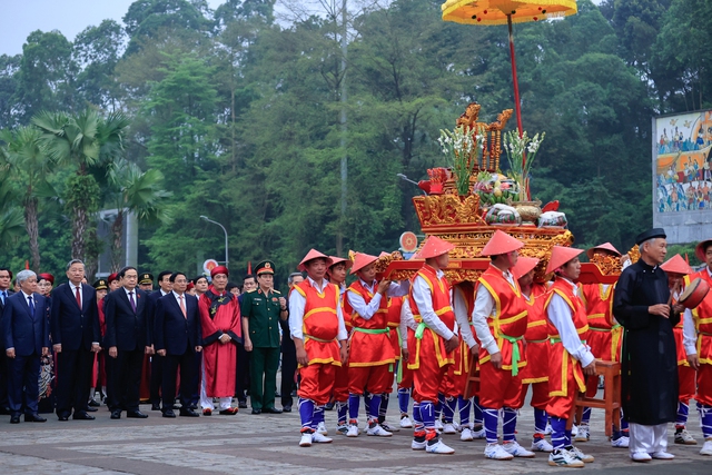 Thủ tướng Phạm Minh Chính lên Đền Hùng dâng hương ngày Giỗ Tổ- Ảnh 2.