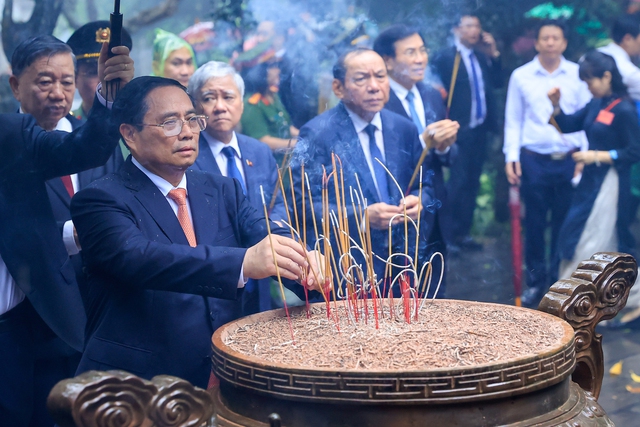 Thủ tướng Phạm Minh Chính lên Đền Hùng dâng hương ngày Giỗ Tổ- Ảnh 1.