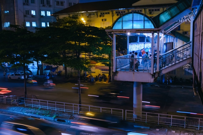 Ngắm nhìn vẻ đẹp lung linh của “thủy cung trên cạn” tại cầu vượt bộ hành phố Trần Nhật Duật- Ảnh 2.