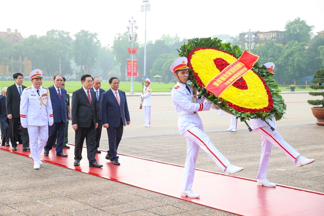 Lãnh đạo Đảng, Nhà nước vào Lăng viếng Chủ tịch Hồ Chí Minh nhân kỷ niê 49 năm thống nhất đất nước- Ảnh 1.