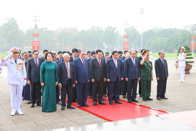 Lãnh đạo Đảng, Nhà nước vào Lăng viếng Chủ tịch Hồ Chí Minh nhân kỷ niê 49 năm thống nhất đất nước- Ảnh 2.