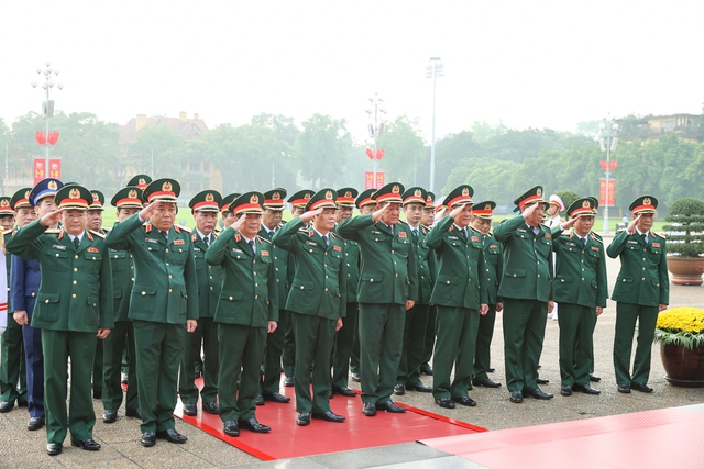 Lãnh đạo Đảng, Nhà nước vào Lăng viếng Chủ tịch Hồ Chí Minh nhân kỷ niê 49 năm thống nhất đất nước- Ảnh 3.