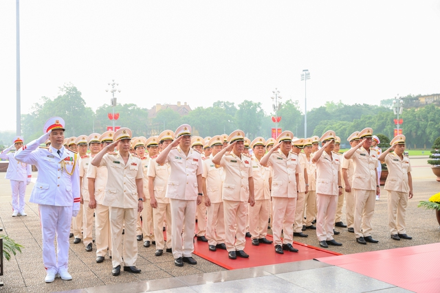 Lãnh đạo Đảng, Nhà nước vào Lăng viếng Chủ tịch Hồ Chí Minh nhân kỷ niê 49 năm thống nhất đất nước- Ảnh 4.