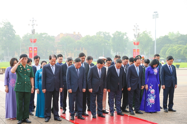 Lãnh đạo Đảng, Nhà nước vào Lăng viếng Chủ tịch Hồ Chí Minh nhân kỷ niê 49 năm thống nhất đất nước- Ảnh 5.
