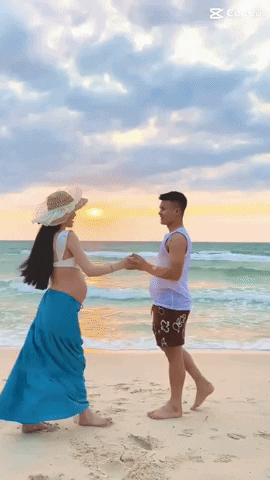 Quang Hải khoe clip cận cảnh bụng bầu của Chu Thanh Huyền, cùng nàng khiêu vũ trong khung cảnh lãng mạn- Ảnh 2.