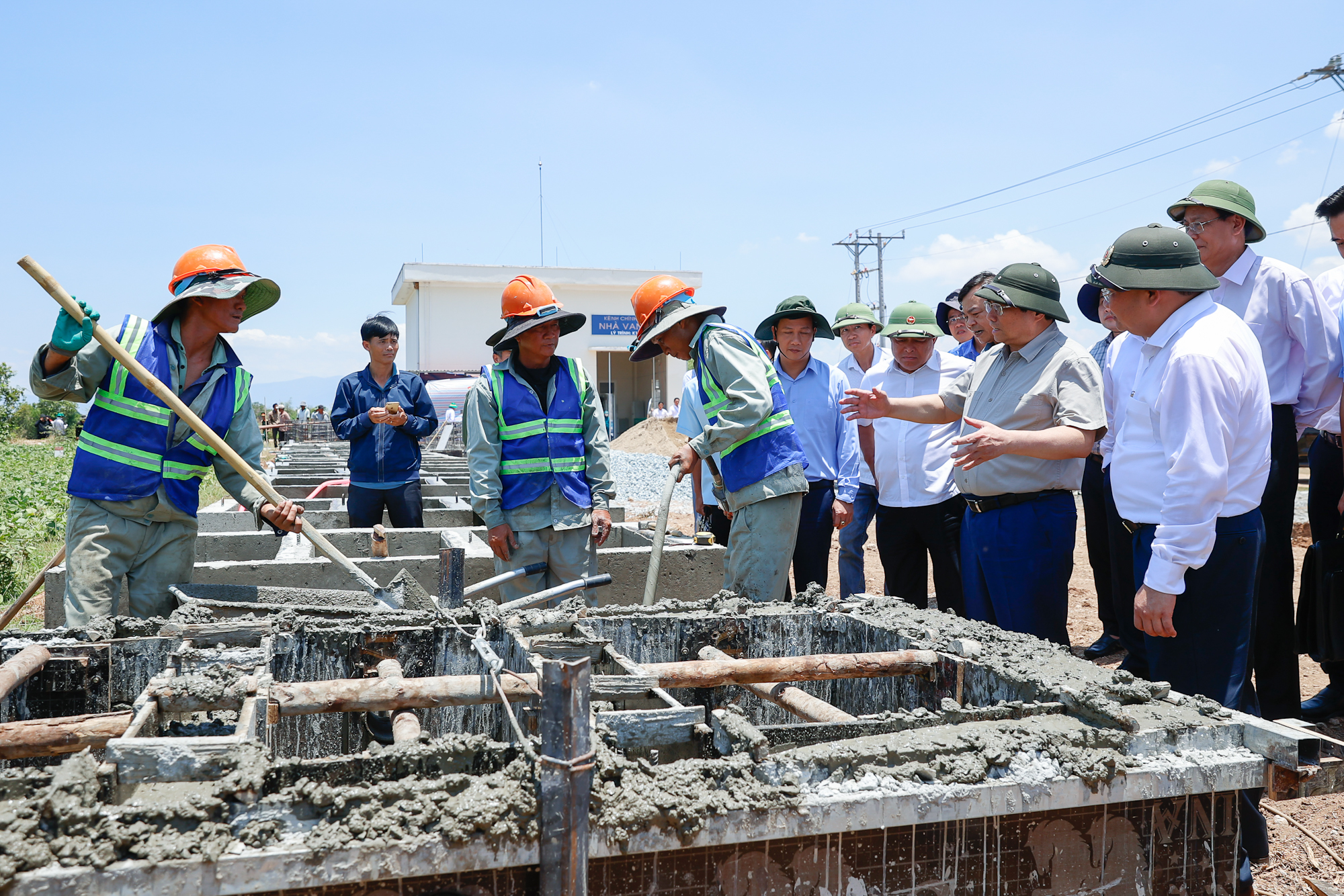 Nắng như đổ lửa, Thủ tướng thị sát động viên người dân khu vực khô hạn nhất cả nước- Ảnh 1.