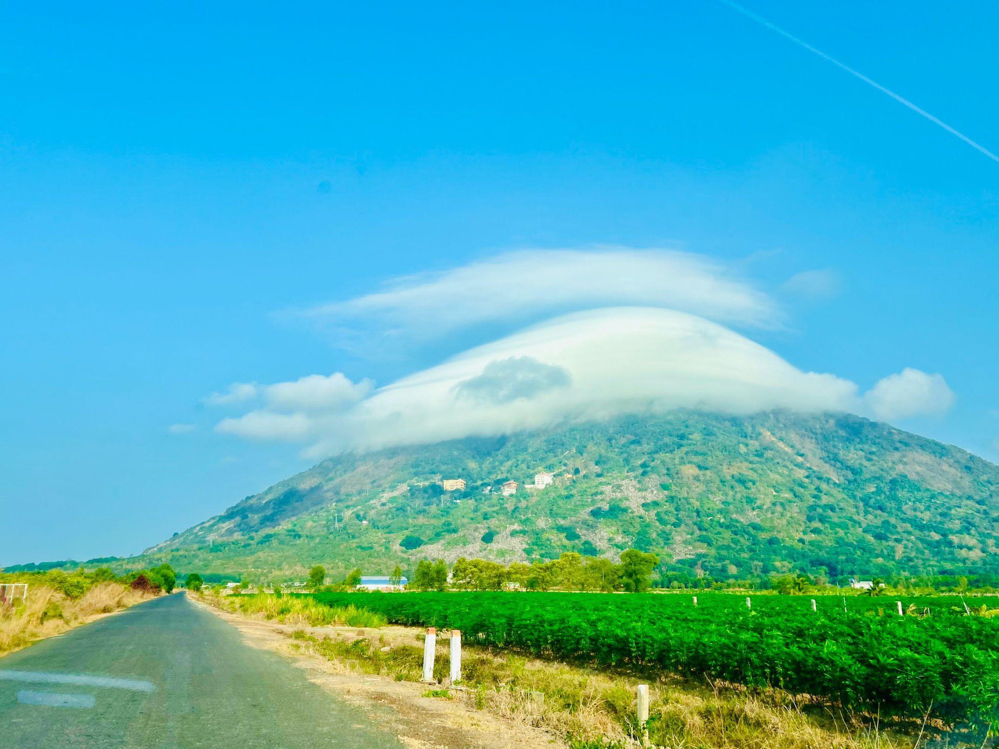 Xuất hiện mũ mây tại núi Bà Đen, người dân Nam bộ sốt xình xịch về Tây Ninh săn mây và trốn nóng- Ảnh 1.