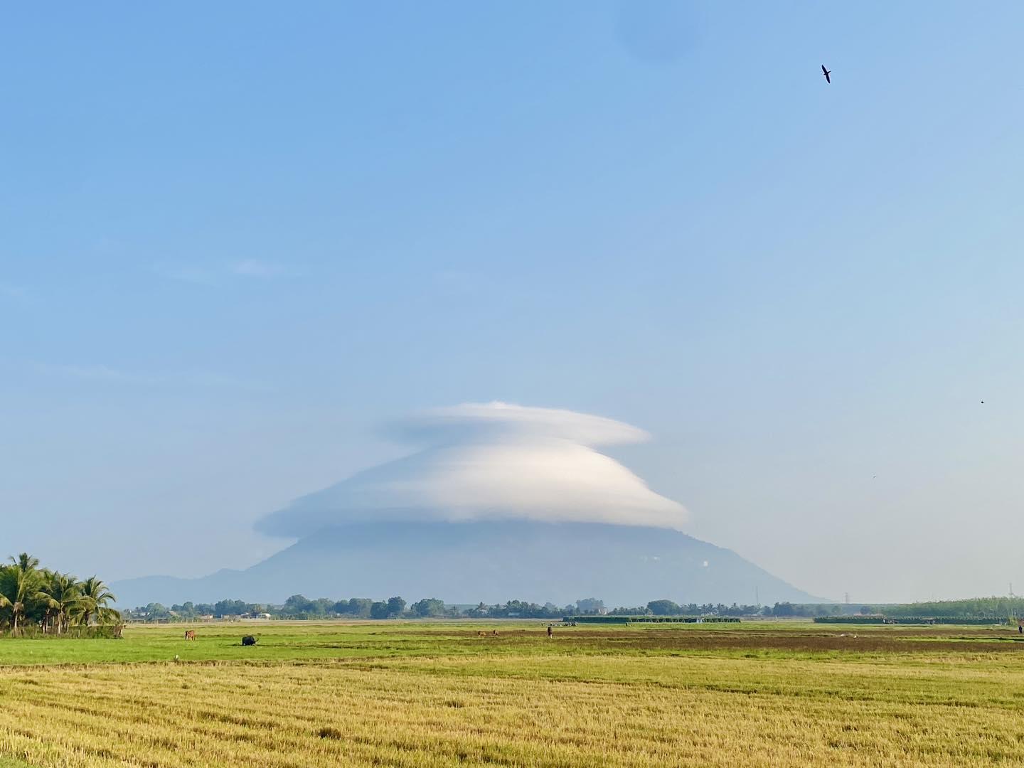 Xuất hiện mũ mây tại núi Bà Đen, người dân Nam bộ sốt xình xịch về Tây Ninh săn mây và trốn nóng- Ảnh 2.