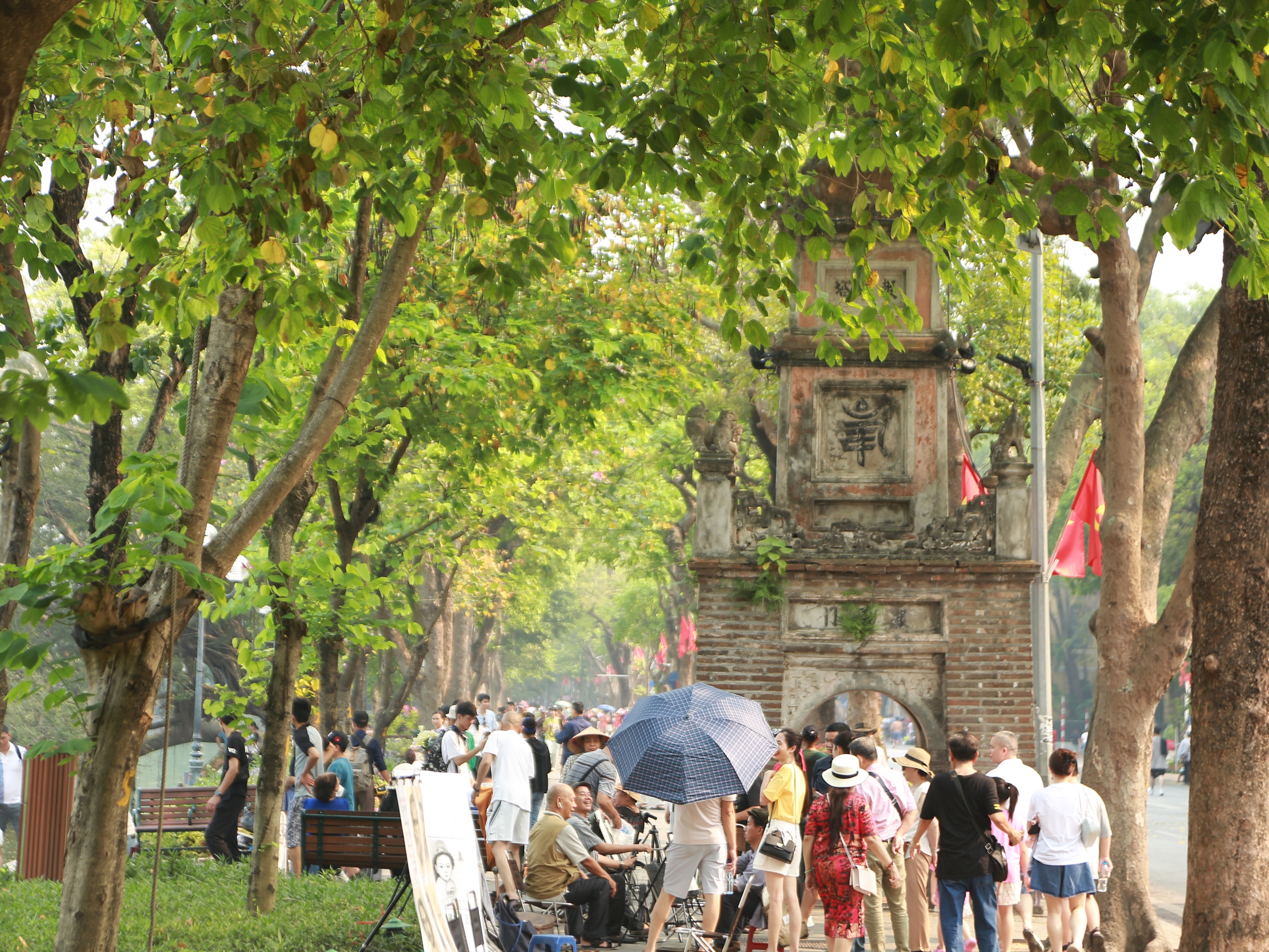 Người dân Hà Nội đổ xô lên phố đi bộ Hồ Gươm trong buổi sáng 30/4