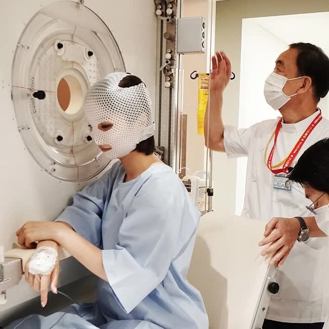 Cỗ máy "làm tan" khối u ung thư ở Nhật Bản: Sử dụng năng lượng nguyên tử, giá 2.000 tỷ VNĐ, nhưng bệnh nhân chỉ tốn 25 triệu để điều trị - Ảnh 2.