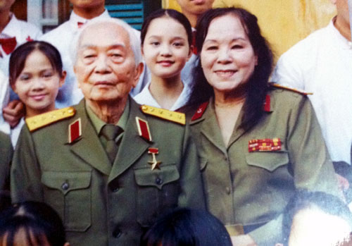 NSND Tường Vi trong một bức ảnh chụp cùng Đại tướng Võ Nguyên Giáp