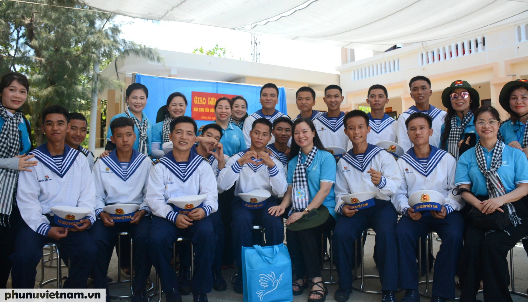 Đoàn đại biểu Hội LHPN Việt Nam thăm quân, dân huyện đảo Trường Sa và Nhà giàn DK1- Ảnh 2.