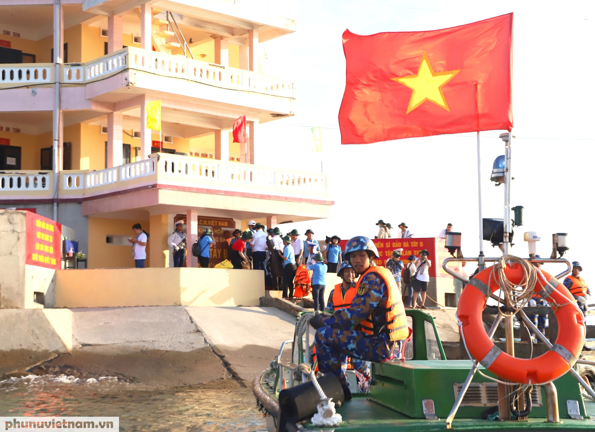 Đoàn đại biểu Hội LHPN Việt Nam thăm quân, dân huyện đảo Trường Sa và Nhà giàn DK1- Ảnh 7.