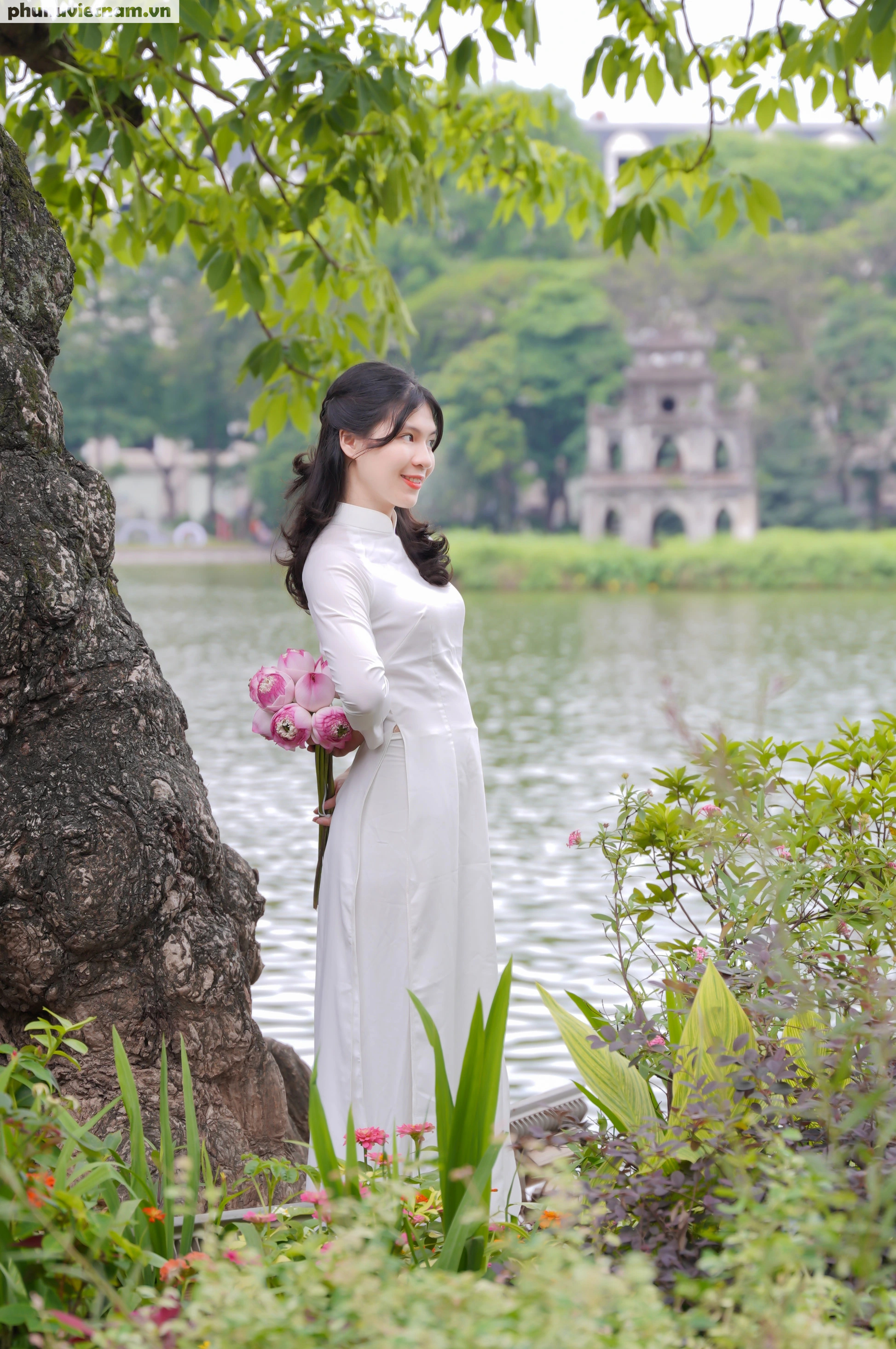 Nữ "bác sĩ nội trú" diện áo dài duyên dáng tại những địa danh nổi tiếng của Hà Nội- Ảnh 1.