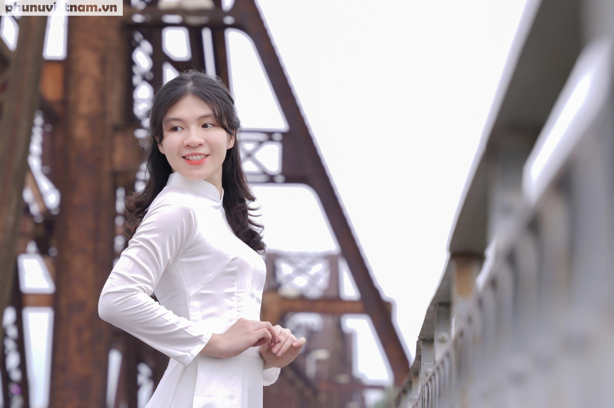 Nữ "bác sĩ nội trú" diện áo dài duyên dáng tại những địa danh nổi tiếng của Hà Nội- Ảnh 2.