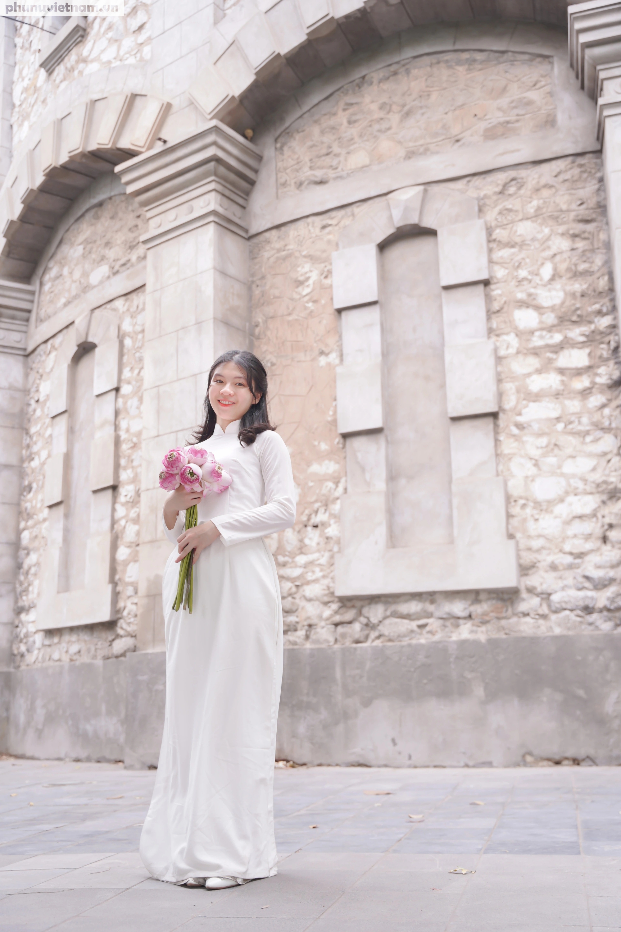 Nữ "bác sĩ nội trú" diện áo dài duyên dáng tại những địa danh nổi tiếng của Hà Nội- Ảnh 3.
