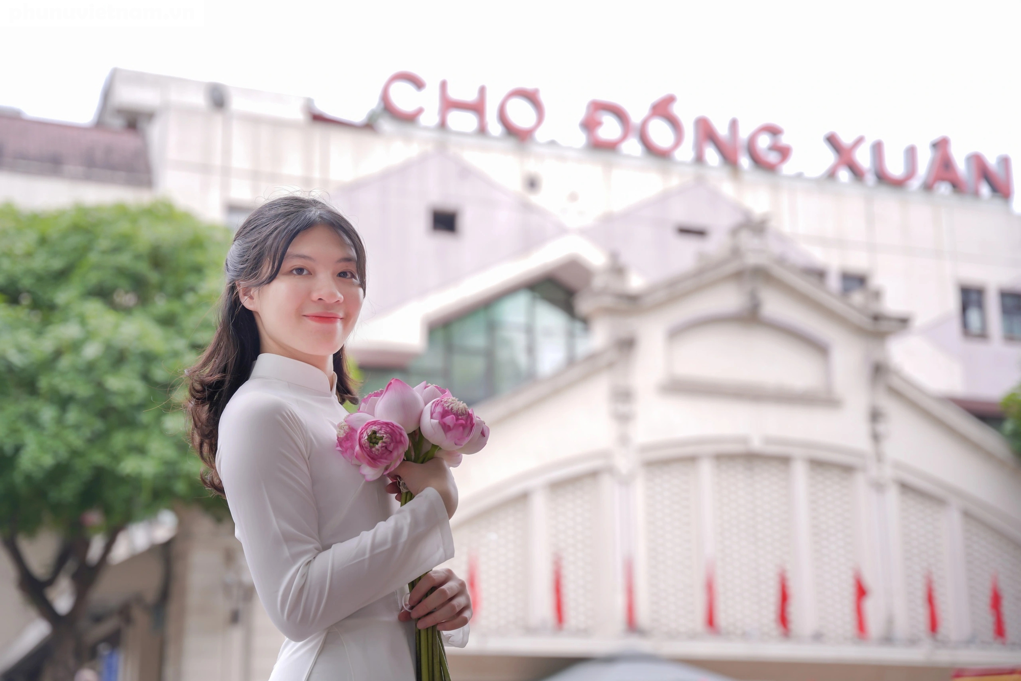 Nữ "bác sĩ nội trú" diện áo dài duyên dáng tại những địa danh nổi tiếng của Hà Nội- Ảnh 8.