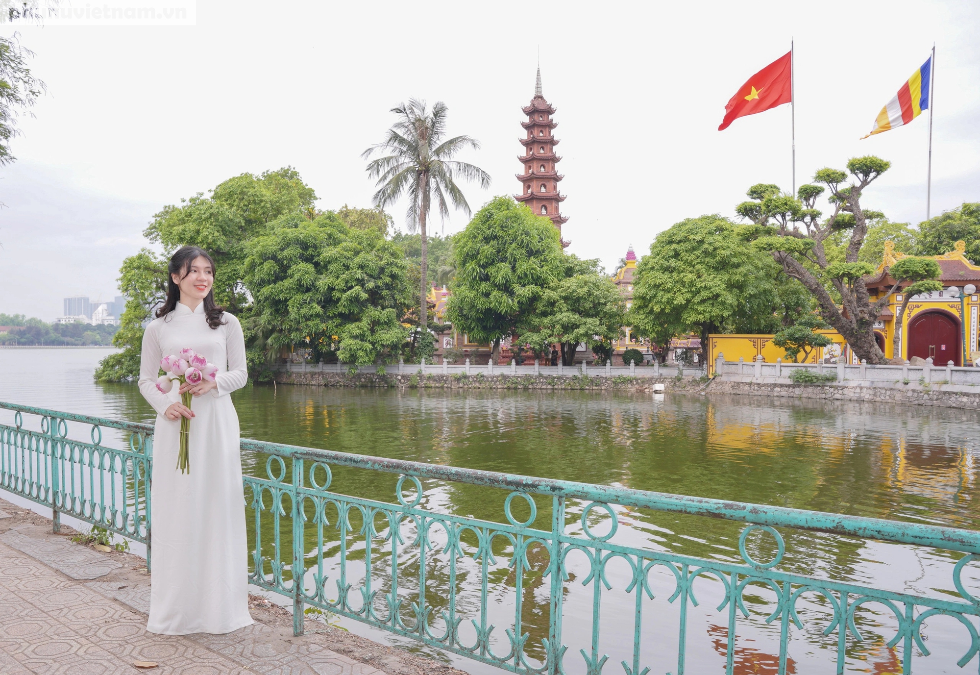 Nữ "bác sĩ nội trú" diện áo dài duyên dáng tại những địa danh nổi tiếng của Hà Nội- Ảnh 9.