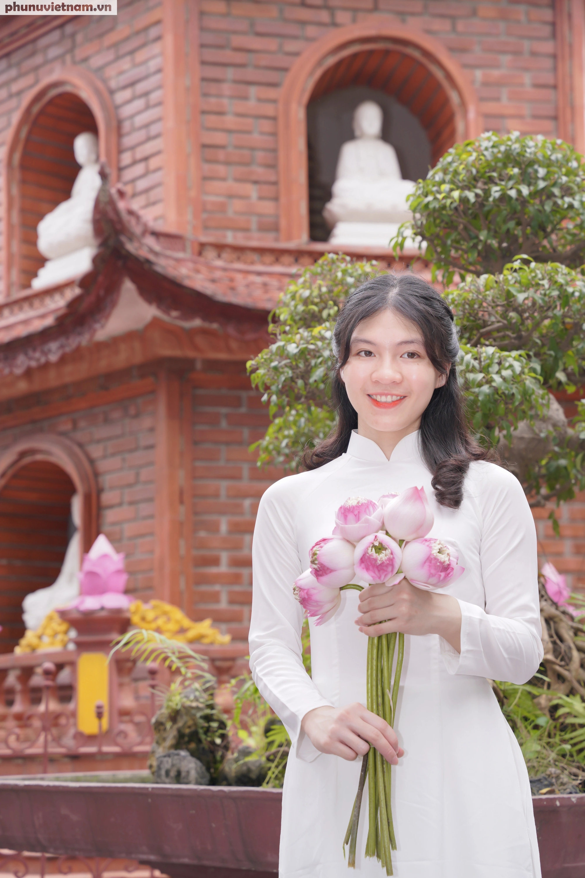 Nữ "bác sĩ nội trú" diện áo dài duyên dáng tại những địa danh nổi tiếng của Hà Nội- Ảnh 11.