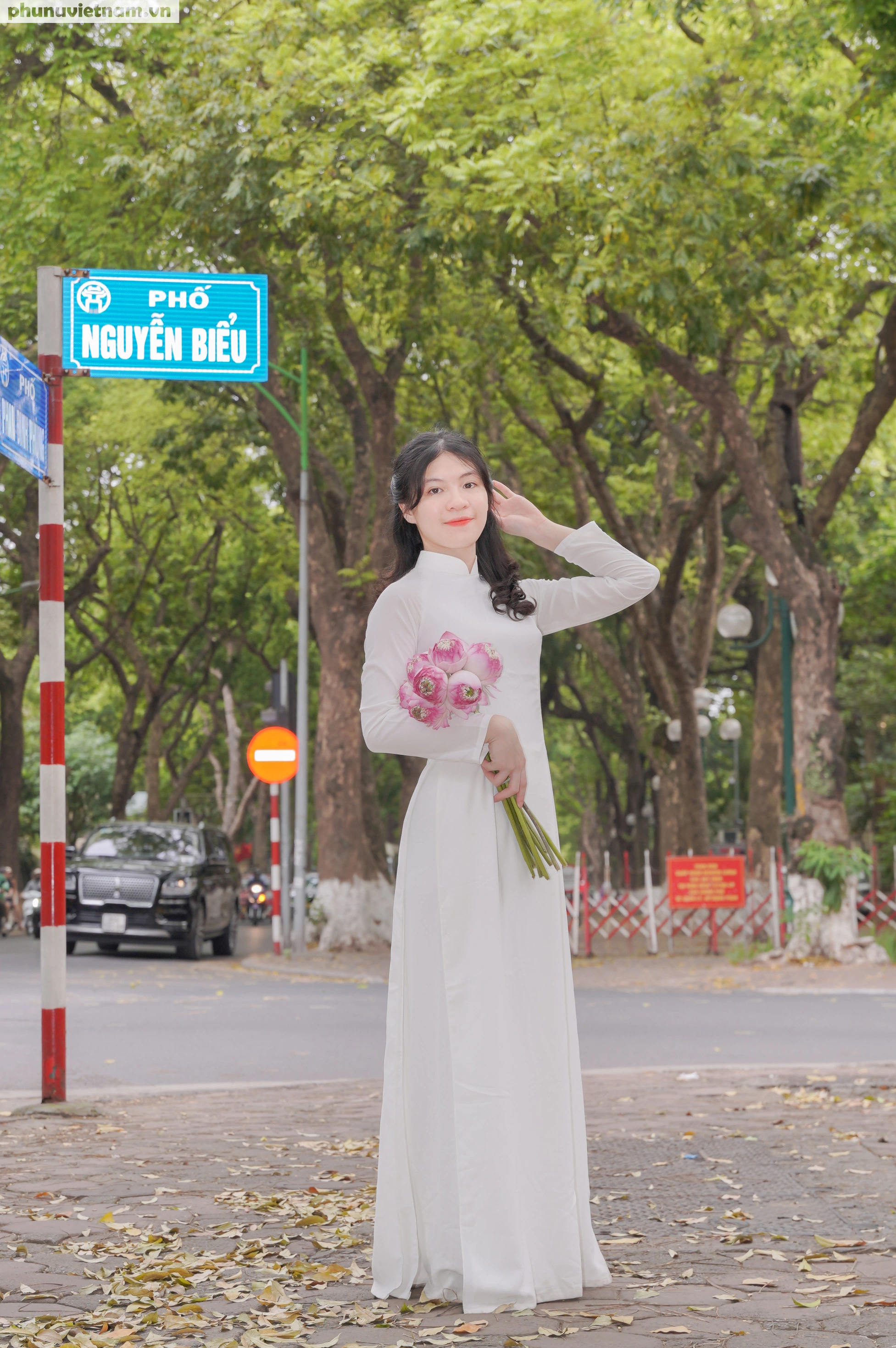 Nữ "bác sĩ nội trú" diện áo dài duyên dáng tại những địa danh nổi tiếng của Hà Nội- Ảnh 12.