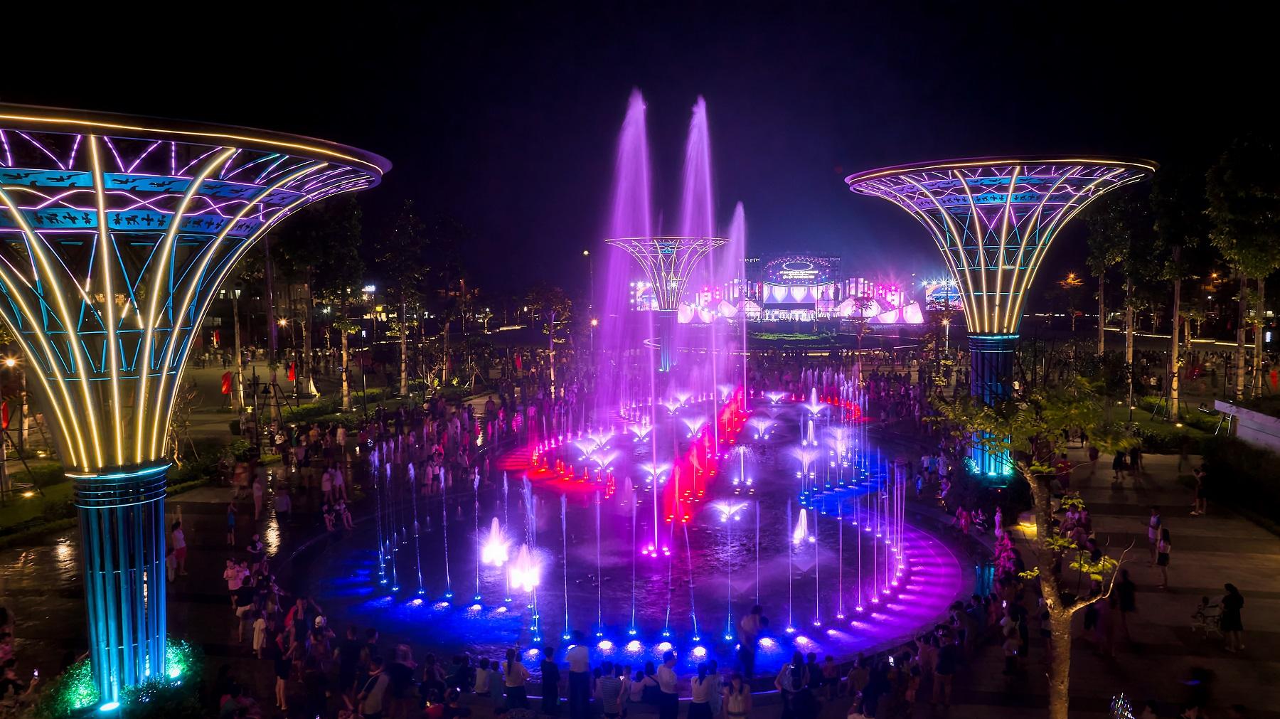 Pháo hoa thắp sáng Quảng trường biển Sầm Sơn thu hút hàng trăm ngàn du khách chen chân thưởng thức- Ảnh 9.