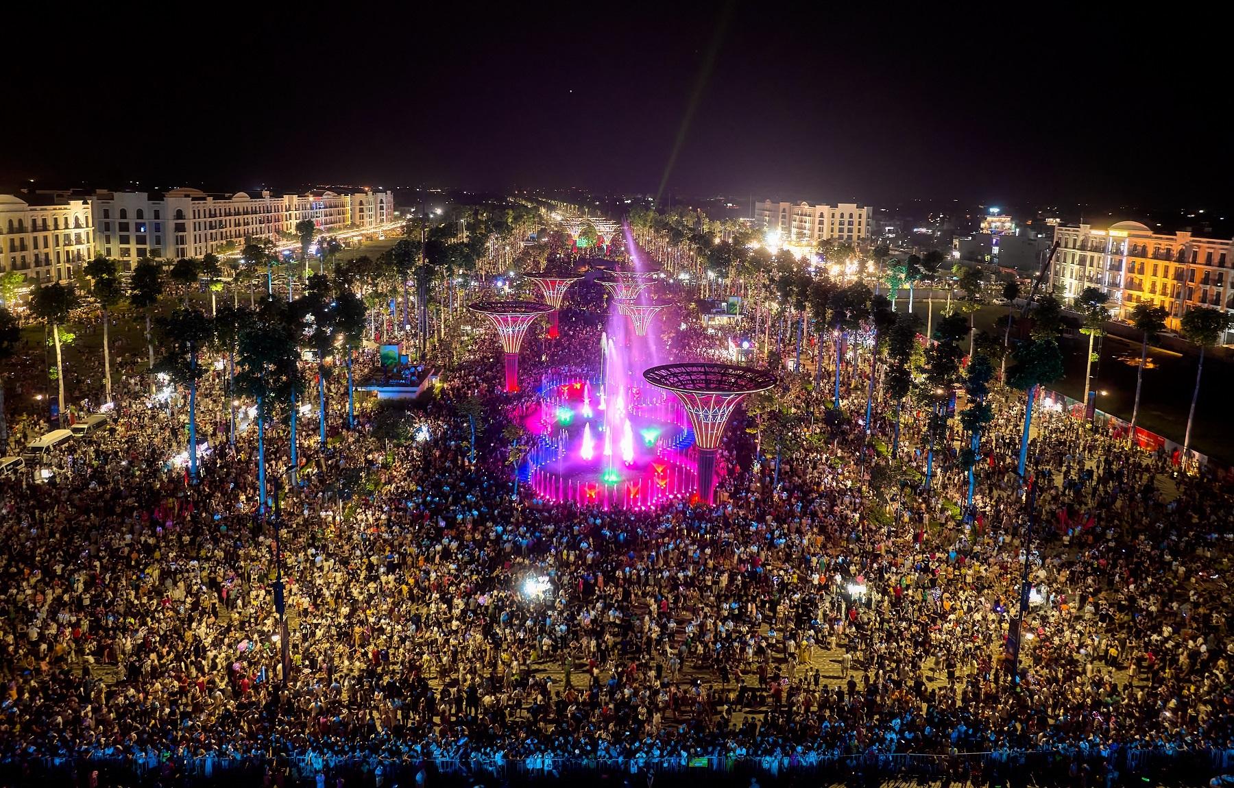 Pháo hoa thắp sáng Quảng trường biển Sầm Sơn thu hút hàng trăm ngàn du khách chen chân thưởng thức- Ảnh 10.