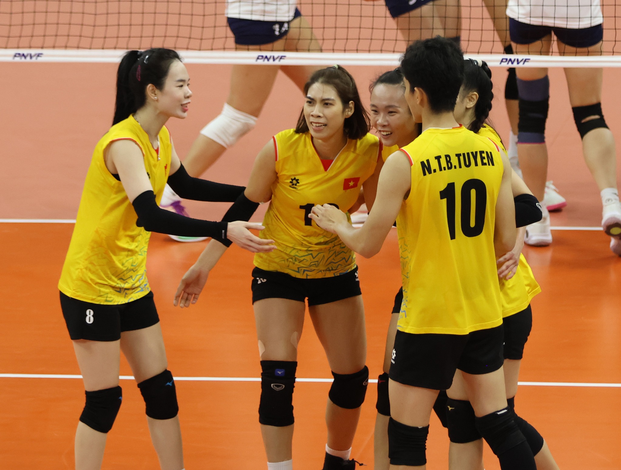Những hình ảnh ấn tượng của bóng chuyền nữ Việt Nam lần thứ 2 liên tiếp vô địch châu Á