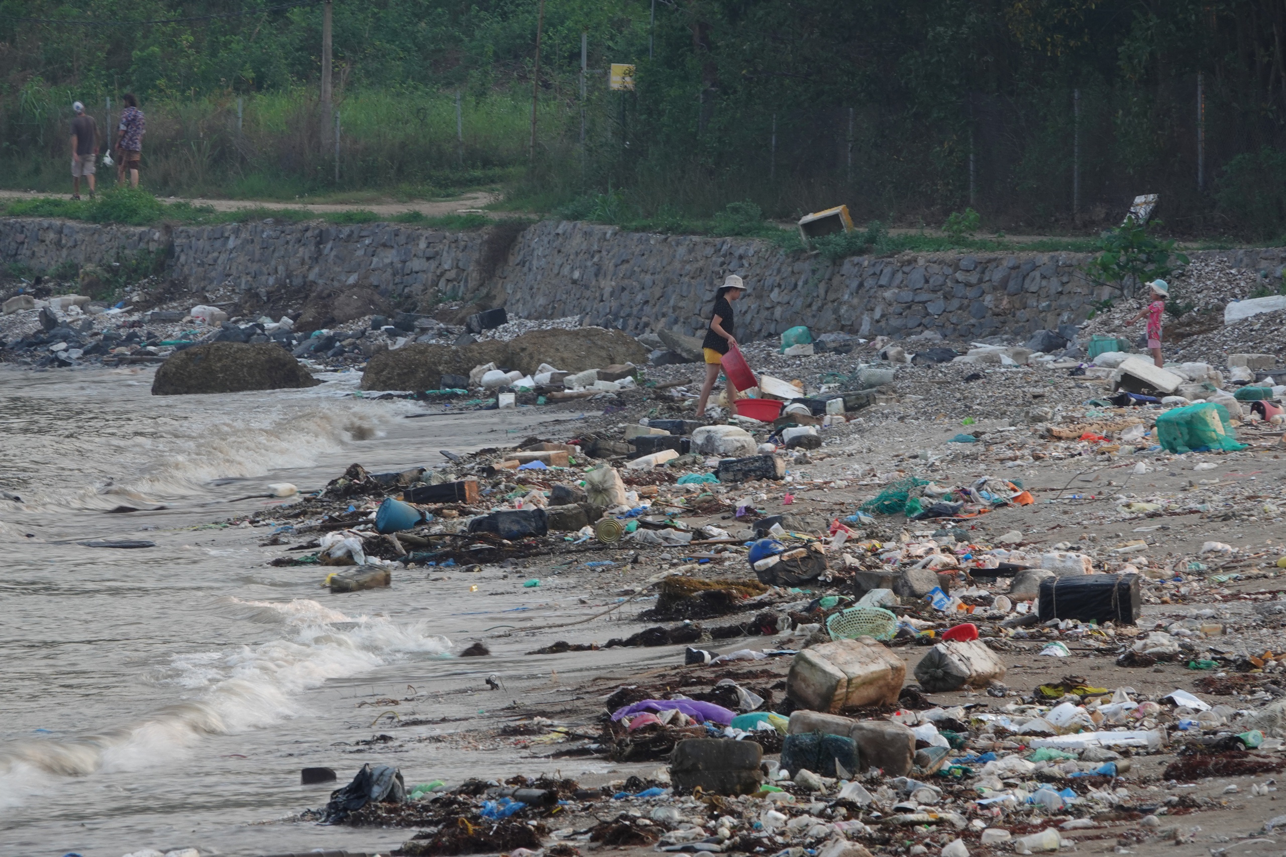 Bãi tắm ở Cát Bà tràn ngập rác thải, du khách nước ngoài nói 