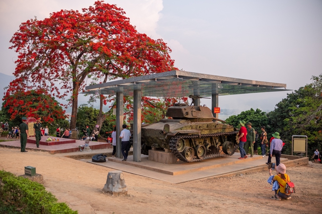 Du khách đổ về di tích đồi A1 rực rỡ sắc đỏ trước lễ kỉ niệm 70 năm chiến thắng Điện Biên Phủ- Ảnh 8.