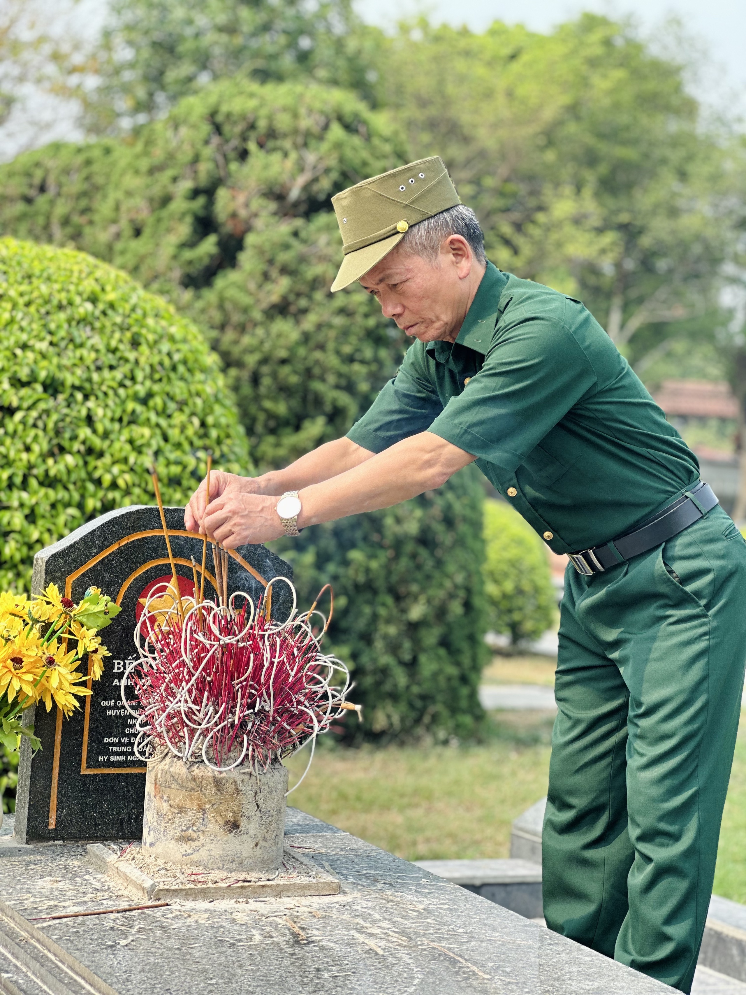 Các thế hệ người Việt tri ân chiến sĩ Điện Biên tại Nghĩa trang liệt sĩ A1- Ảnh 3.