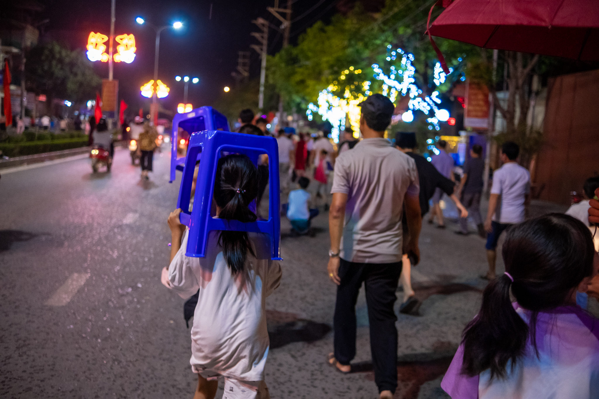 Bầu trời Điện Biên rực rỡ với màn trình diễn của 700 drone phát sáng, du khách và người dân thích thú ghi lại từng chi tiết- Ảnh 7.