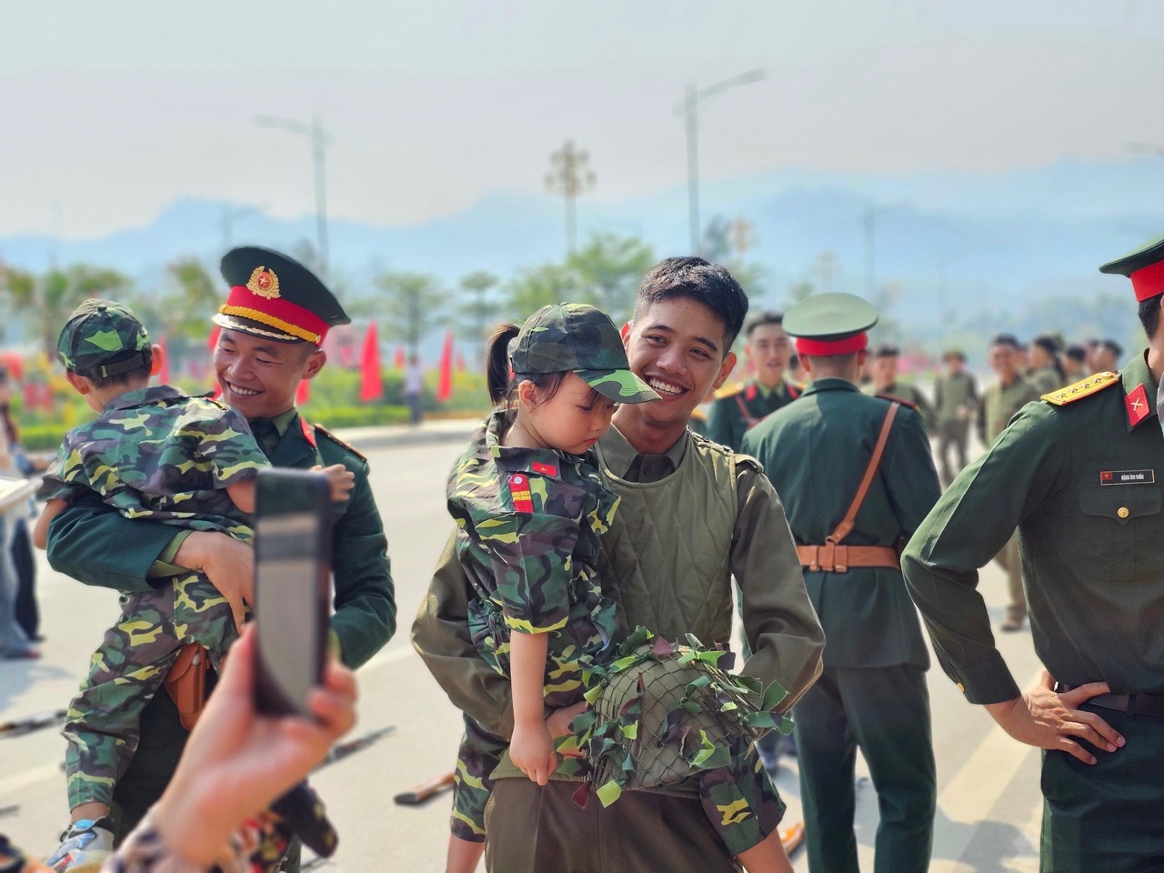 Các thế hệ người Việt tri ân chiến sĩ Điện Biên tại Nghĩa trang liệt sĩ A1- Ảnh 4.