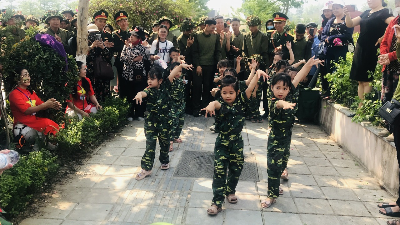 Các thế hệ người Việt tri ân chiến sĩ Điện Biên tại Nghĩa trang liệt sĩ A1- Ảnh 6.