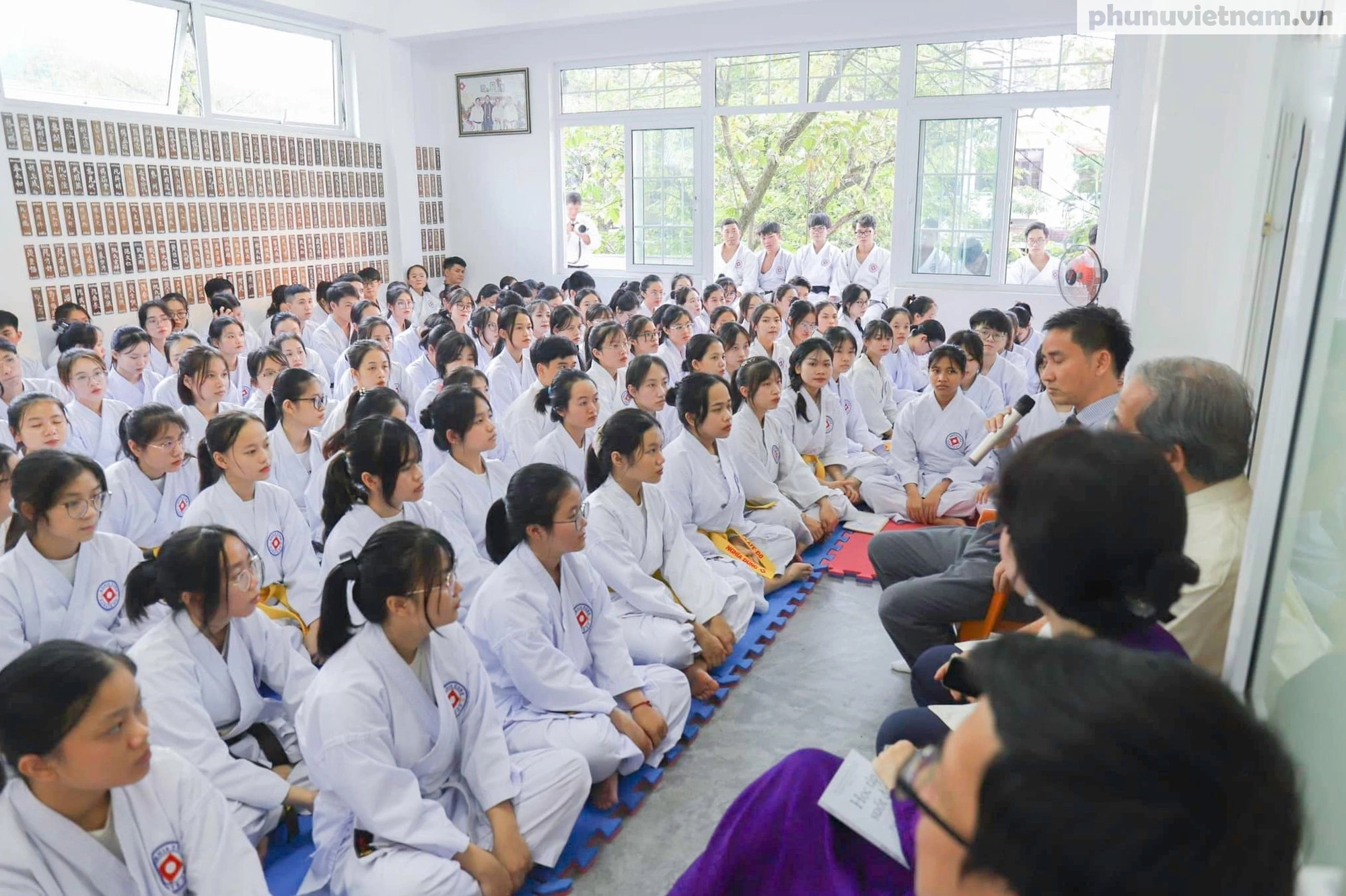 Chuyên gia Tống Liên Anh diện áo dài lan tỏa văn hóa đọc tại nhiều sự kiện trên cả nước- Ảnh 5.