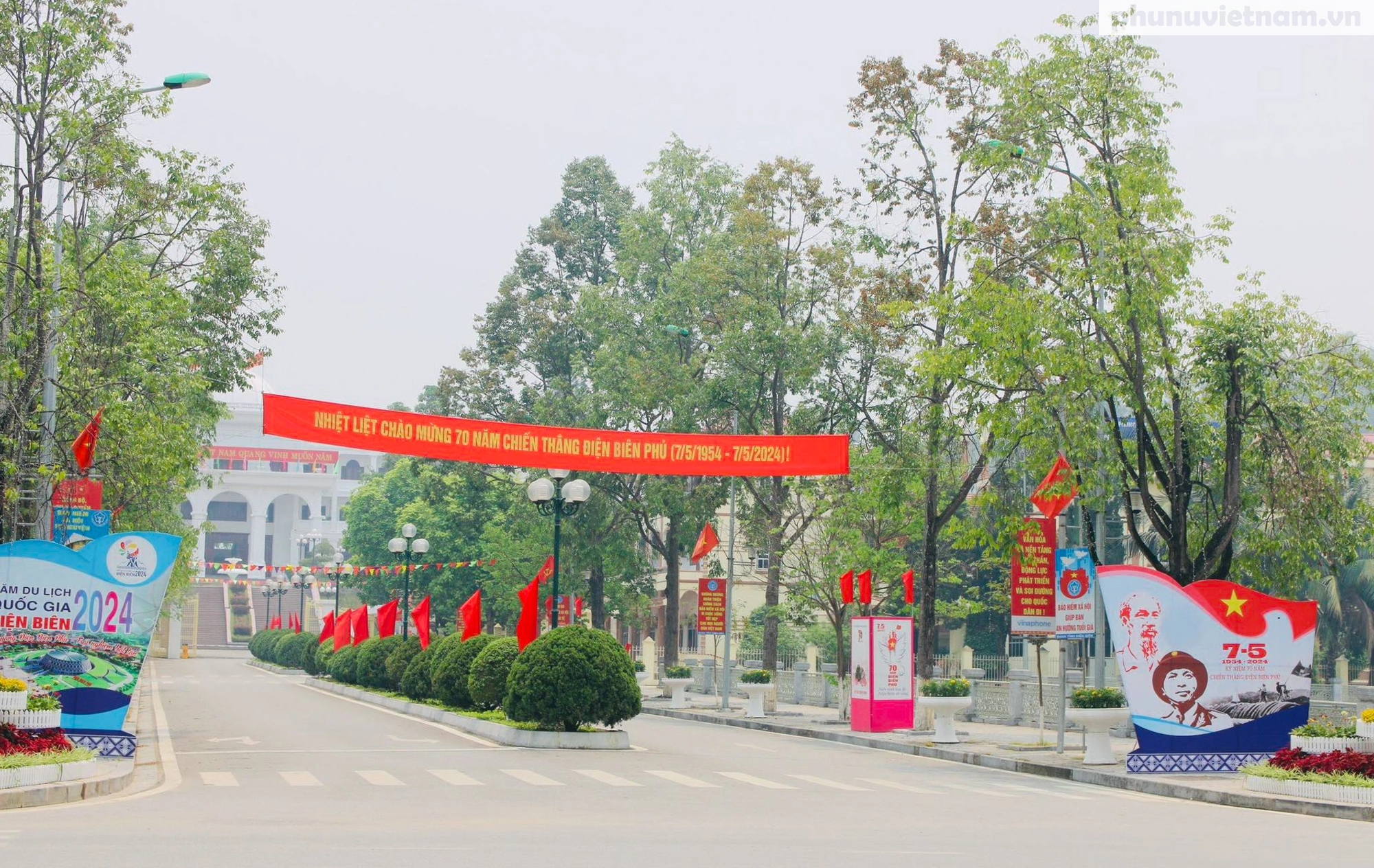 Thành phố Điện Biên Phủ nhộn nhịp, rực rỡ cờ hoa chào mừng kỷ niệm 70 năm chiến thắng lịch sử- Ảnh 2.