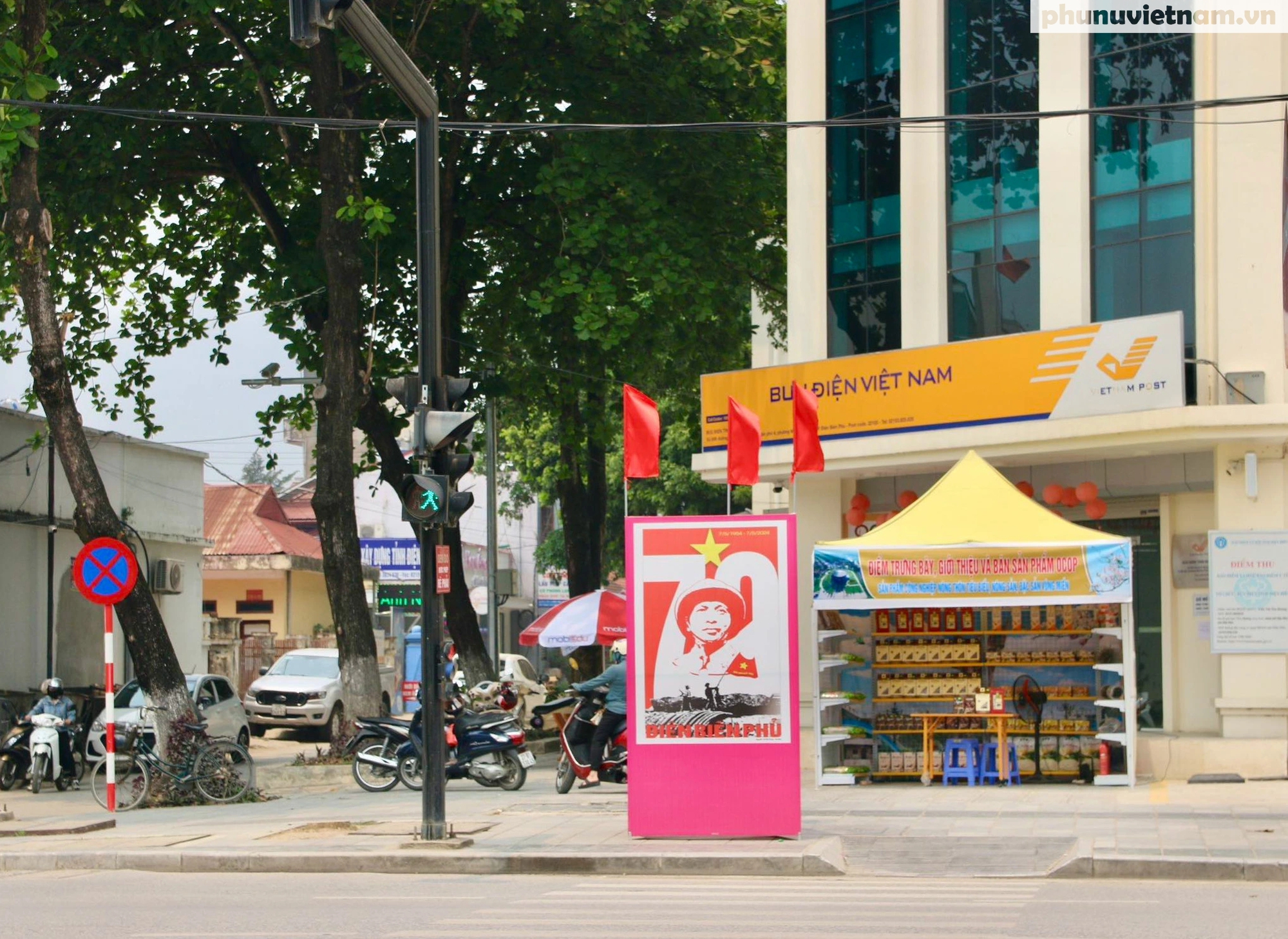 Thành phố Điện Biên Phủ nhộn nhịp, rực rỡ cờ hoa chào mừng kỷ niệm 70 năm chiến thắng lịch sử- Ảnh 4.