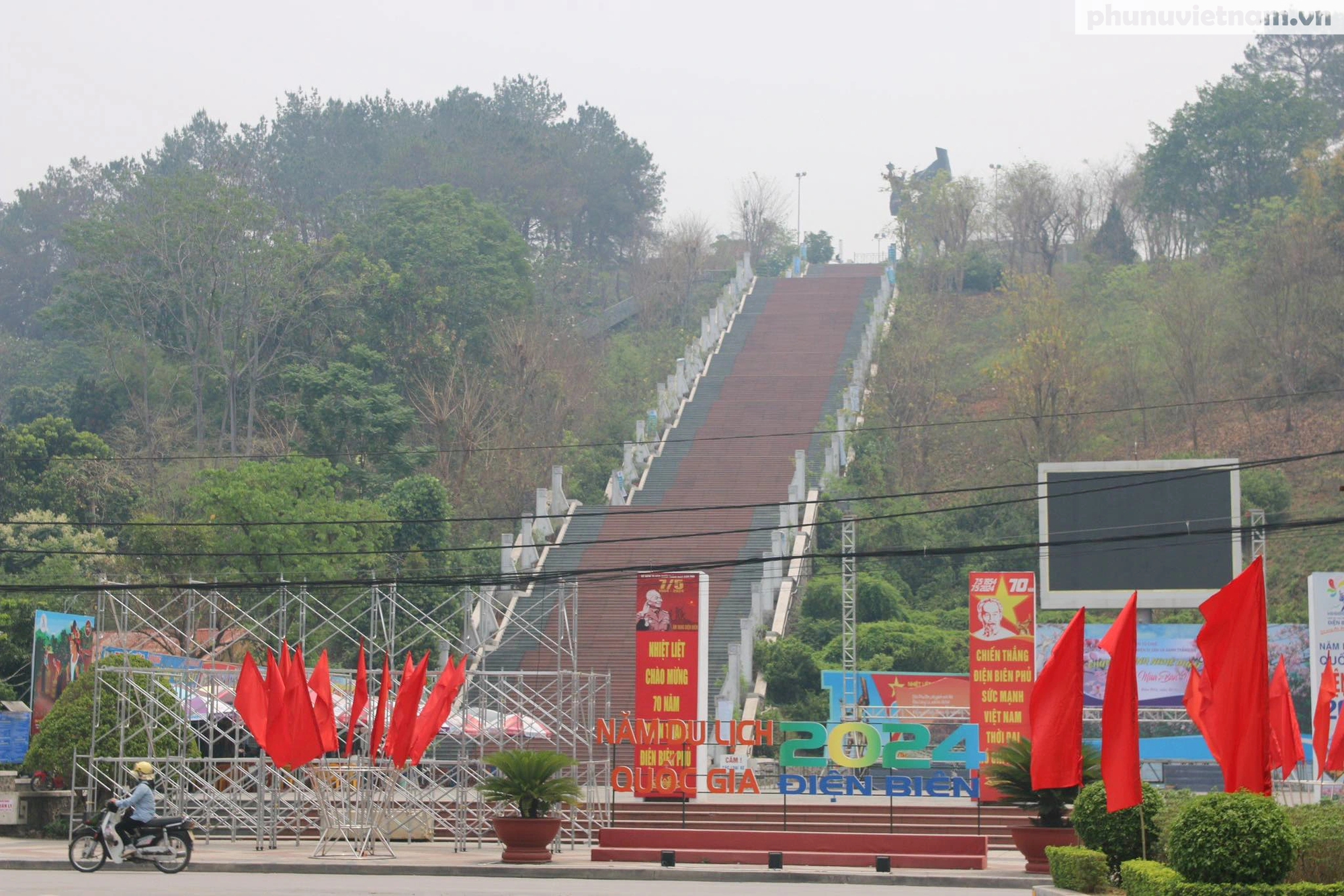 Thành phố Điện Biên Phủ nhộn nhịp, rực rỡ cờ hoa chào mừng kỷ niệm 70 năm chiến thắng lịch sử- Ảnh 5.