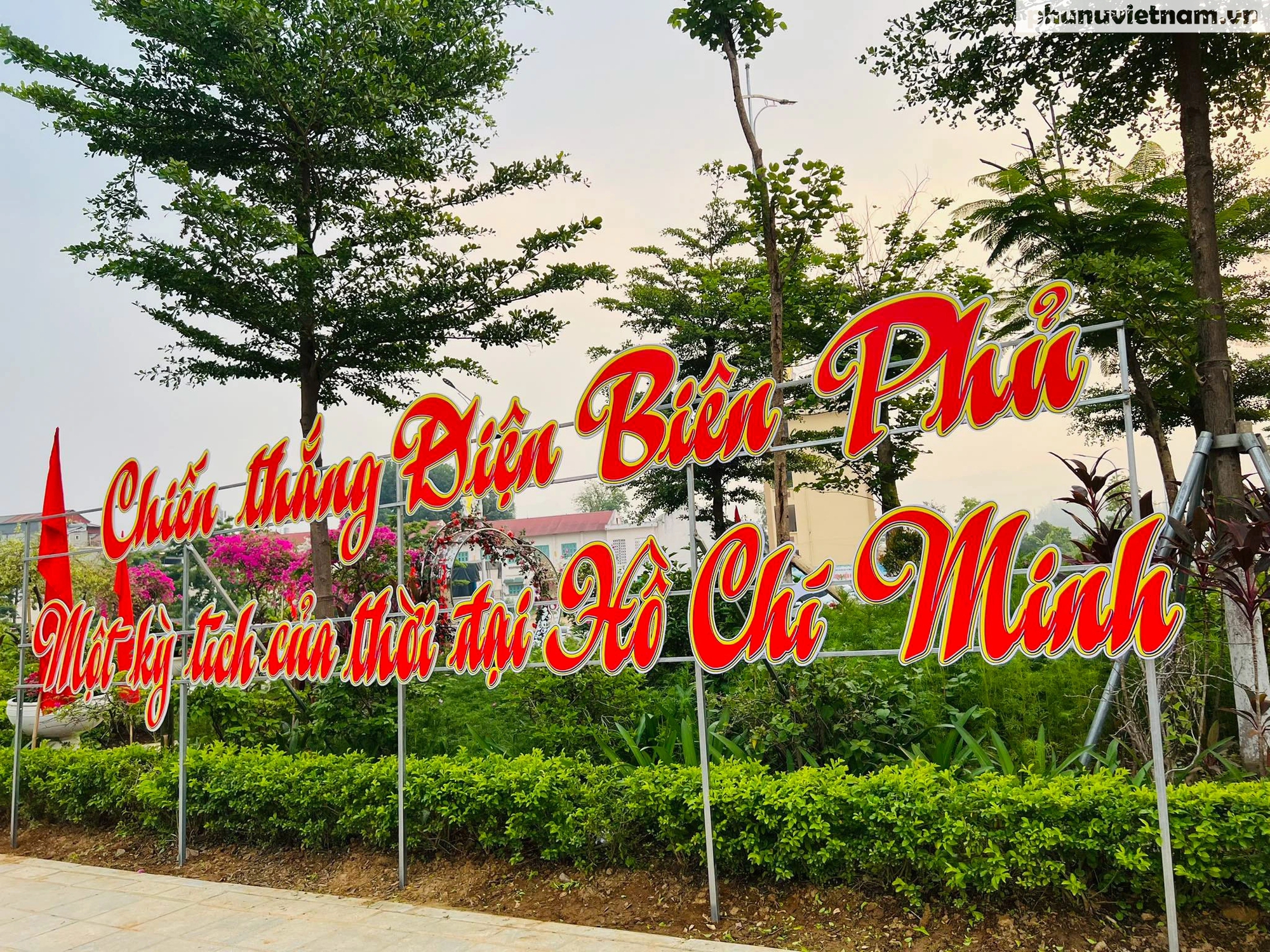 Thành phố Điện Biên Phủ nhộn nhịp, rực rỡ cờ hoa chào mừng kỷ niệm 70 năm chiến thắng lịch sử- Ảnh 6.