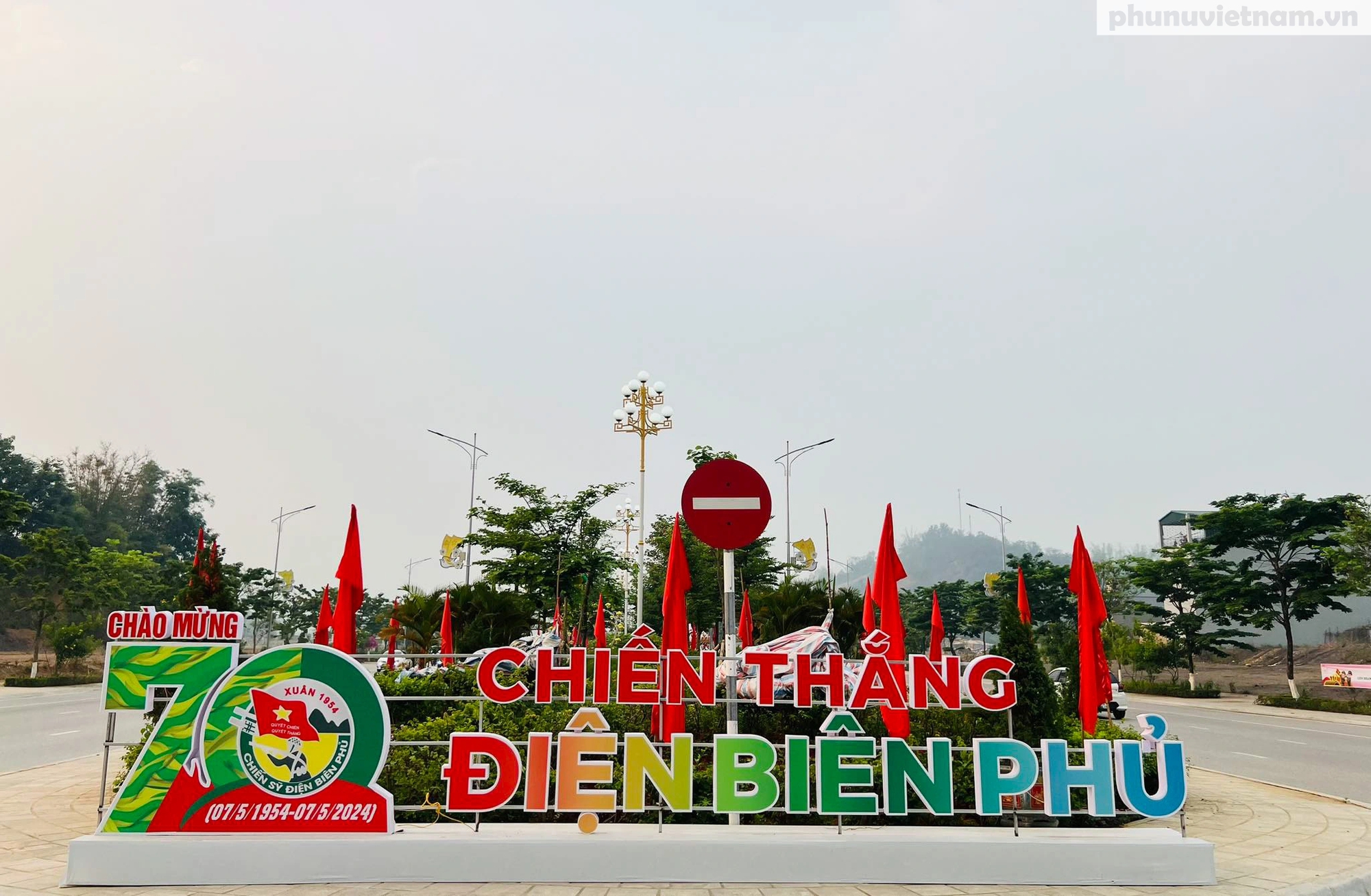 Thành phố Điện Biên Phủ nhộn nhịp, rực rỡ cờ hoa chào mừng kỷ niệm 70 năm chiến thắng lịch sử- Ảnh 7.