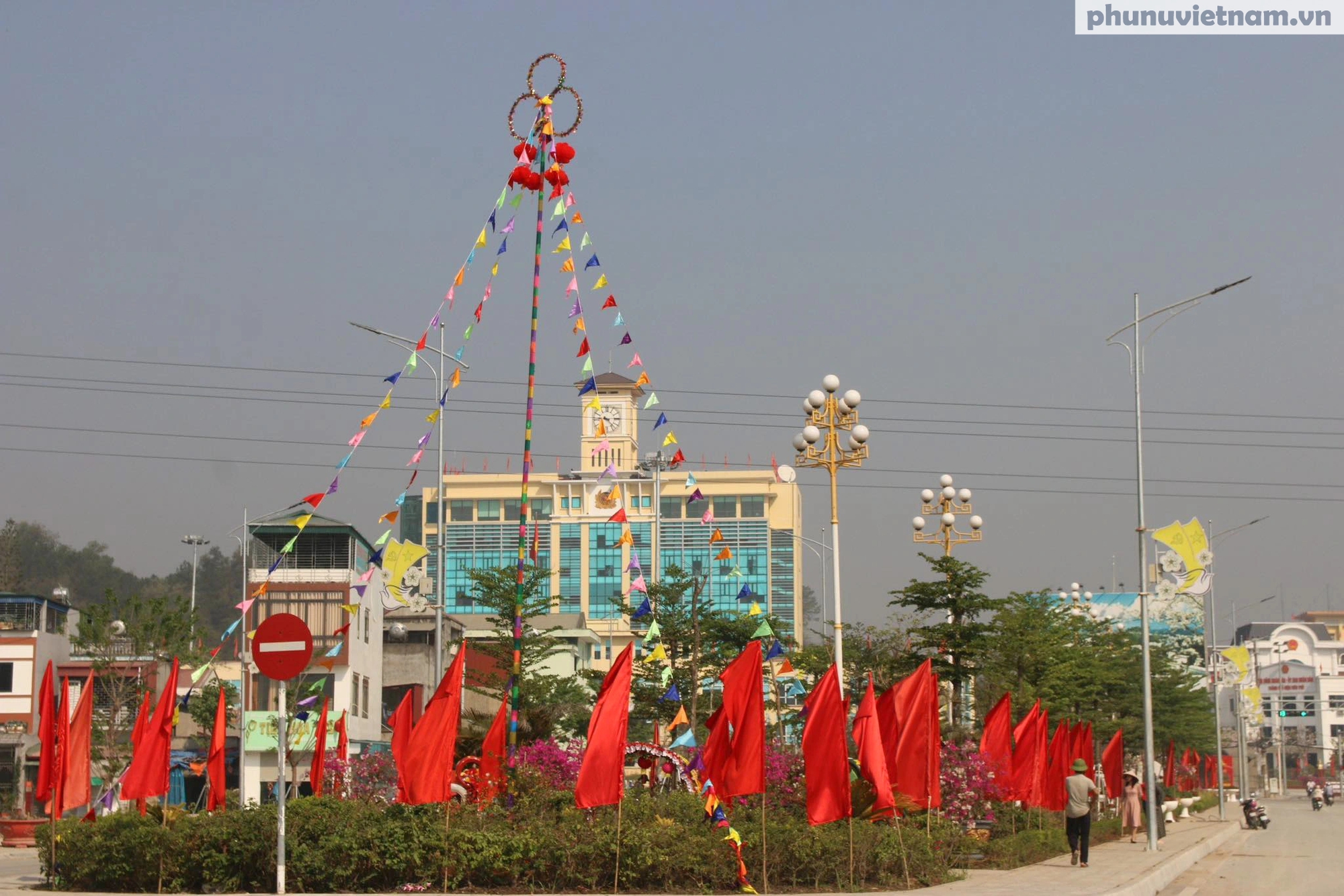 Thành phố Điện Biên Phủ nhộn nhịp, rực rỡ cờ hoa chào mừng kỷ niệm 70 năm chiến thắng lịch sử- Ảnh 8.