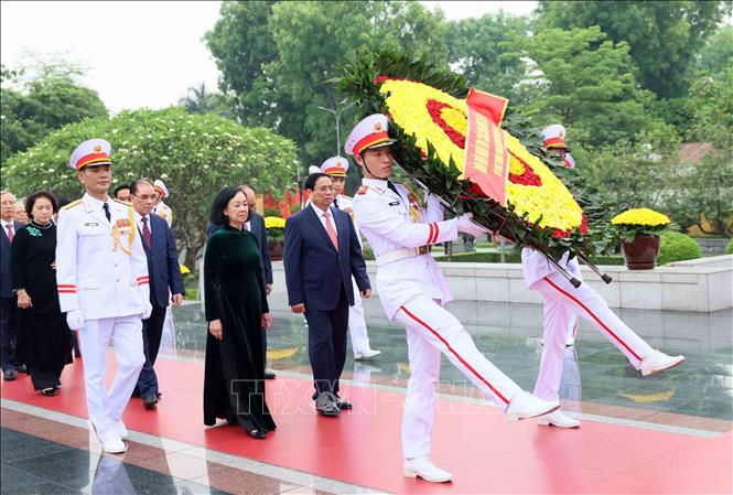 70 năm Chiến thắng Điện Biên Phủ: Lãnh đạo Đảng, Nhà nước vào Lăng viếng Chủ tịch Hồ Chí Minh- Ảnh 1.