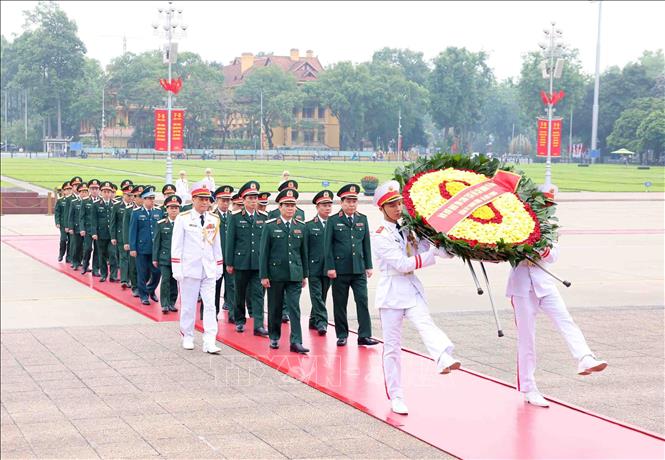 70 năm Chiến thắng Điện Biên Phủ: Lãnh đạo Đảng, Nhà nước vào Lăng viếng Chủ tịch Hồ Chí Minh- Ảnh 3.