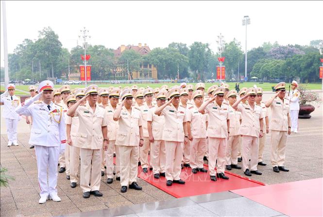 70 năm Chiến thắng Điện Biên Phủ: Lãnh đạo Đảng, Nhà nước vào Lăng viếng Chủ tịch Hồ Chí Minh- Ảnh 6.