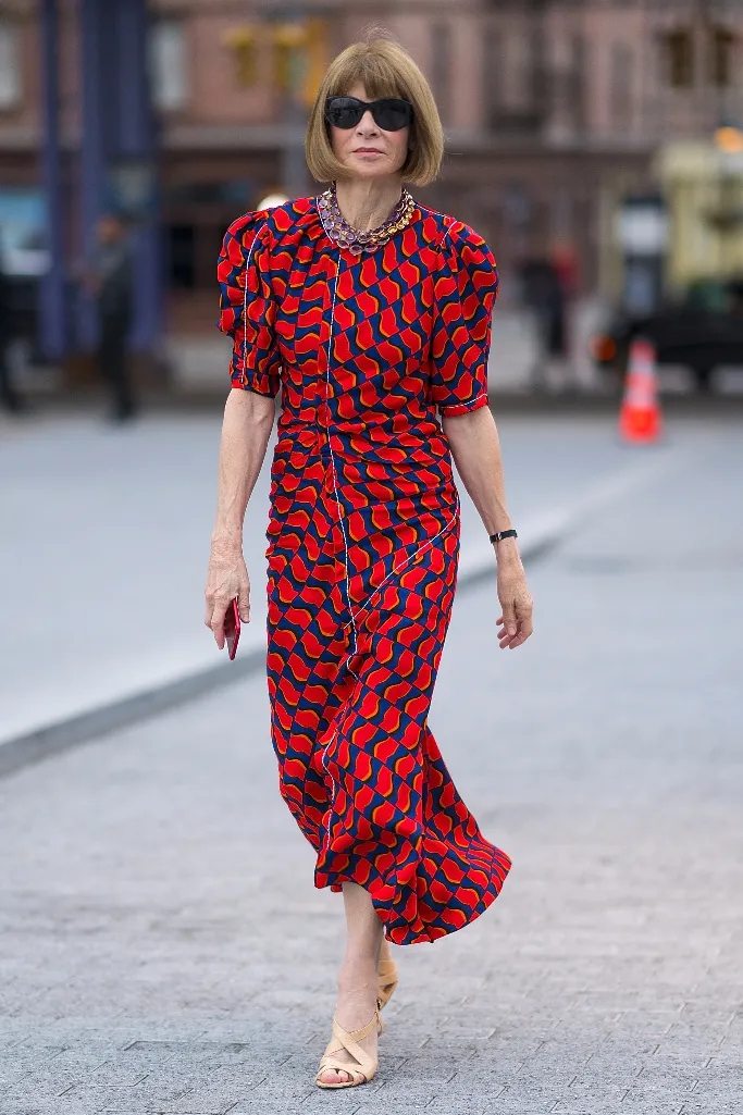 Tổng biên tập Vogue gợi ý 5 mẫu váy liền sang trọng dành cho phụ nữ trung niên- Ảnh 5.