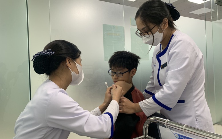 Rà soát trẻ chưa tiêm vaccine sởi để tiêm bù phòng dịch- Ảnh 1.