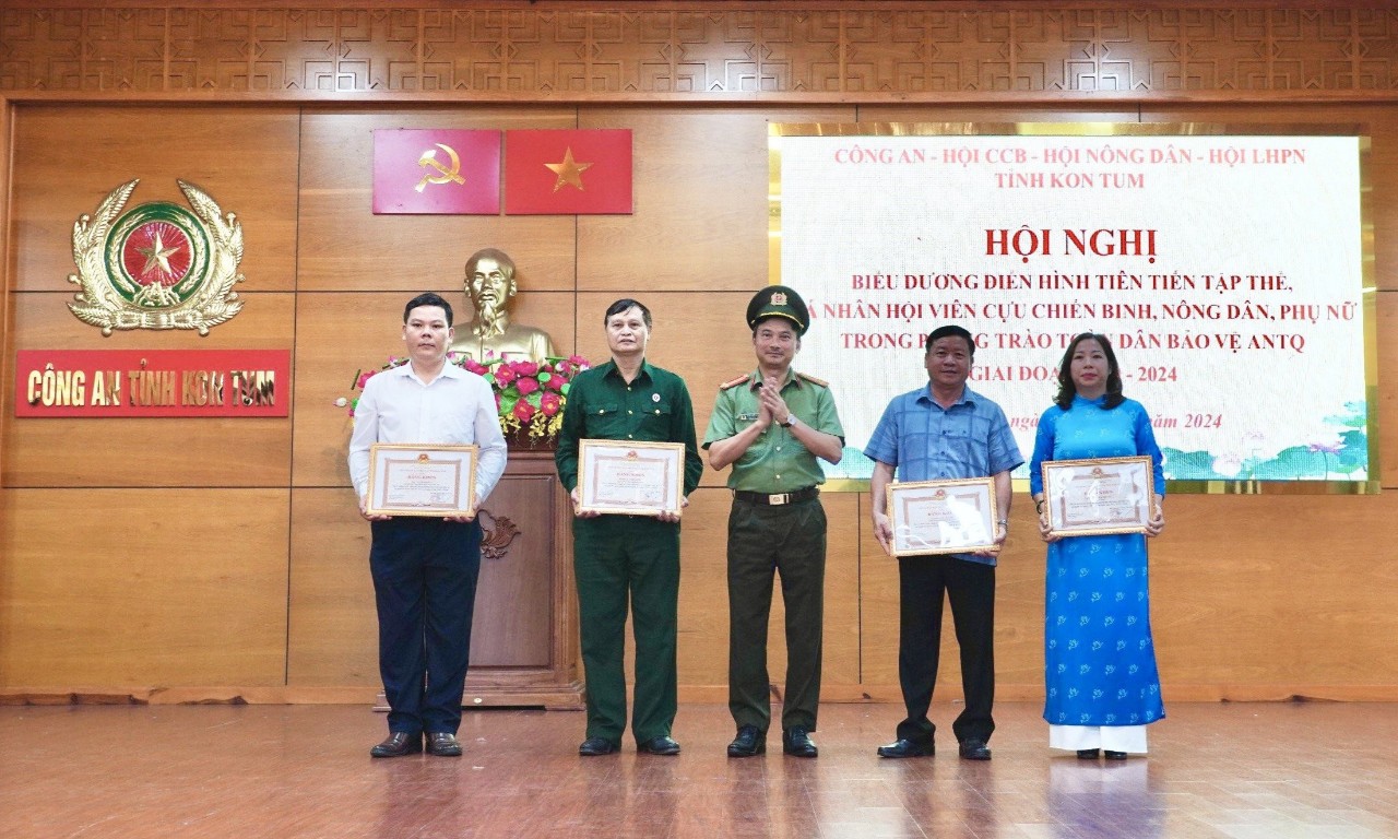 Phụ nữ Kon Tum tích cực cùng toàn dân bảo vệ an ninh Tổ quốc - Ảnh 3.