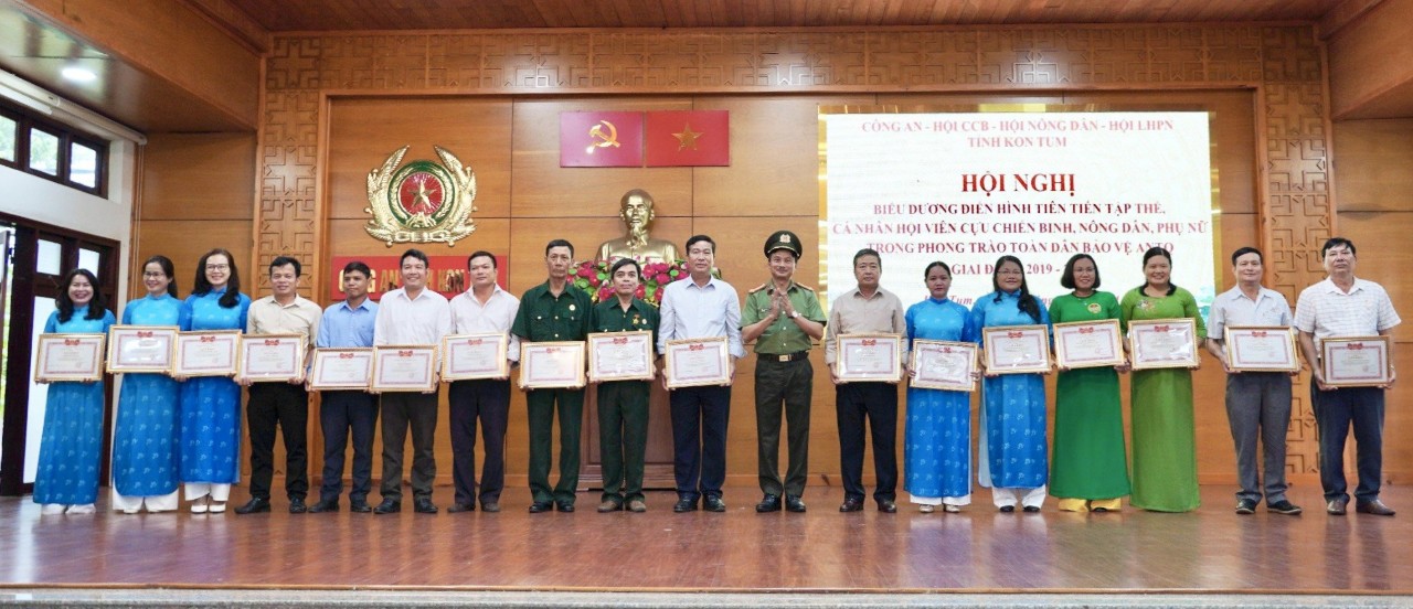 Phụ nữ Kon Tum tích cực cùng toàn dân bảo vệ an ninh Tổ quốc - Ảnh 2.